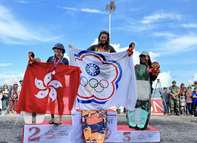 2023 IWWF亞洲滑水錦標賽快艇衝浪公開女子組頒獎(中:金牌-王凱群)。STARFiSH PR 星予公關提供
