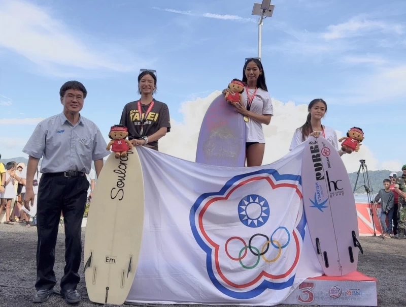 Riona陳禹璇(中)、Jocelyn陳宥蓁(右)勇奪2023 IWWF亞洲滑水錦標賽Amateur Women Surf 金牌、銅牌。STARFiSH PR 星予公關提供