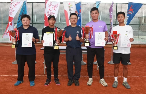 基隆李孟樺(右2)接下四維盃團體亞軍獎盃。李孟樺提供