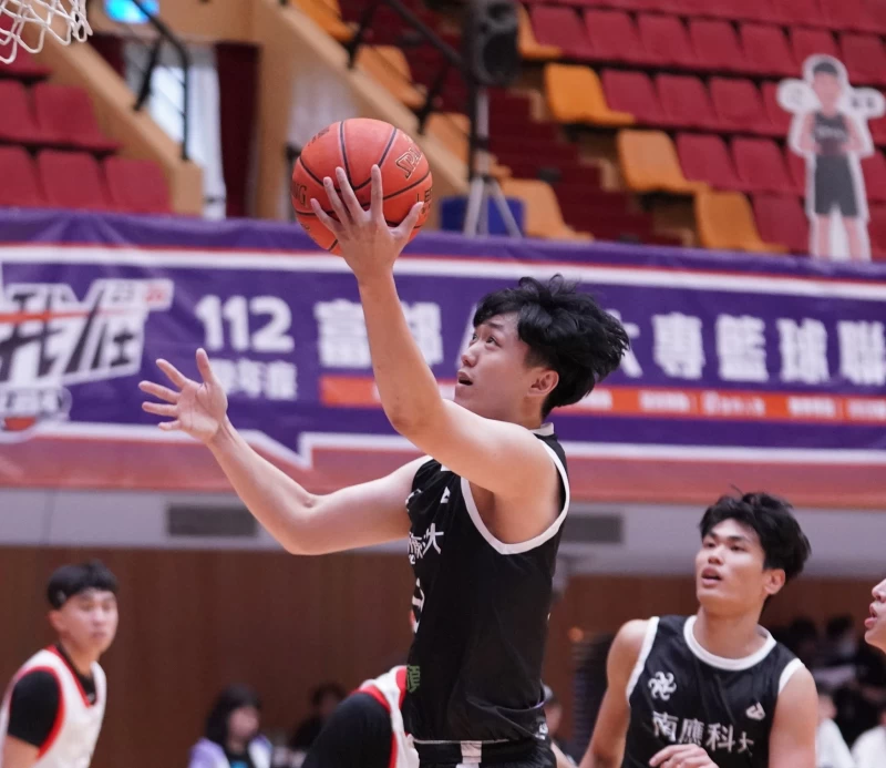 南應陳淵文16分14籃板。大專體總提供