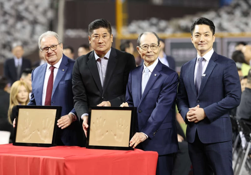 世界棒壘總會會長Ricardo Fraccari(左一)、台北市長蔣萬安(右一)和中華棒球協會理事長辜仲諒(左二)陪同王貞治來到大巨蛋。李天助攝