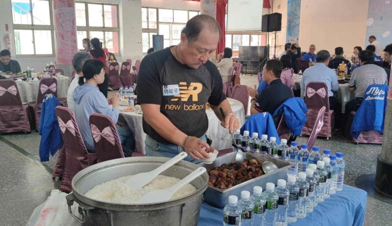 美和中學特地準備懷念的焢肉飯給棒球校友品嚐，圖為前統一獅鄧耀華。美和棒球校友會提供