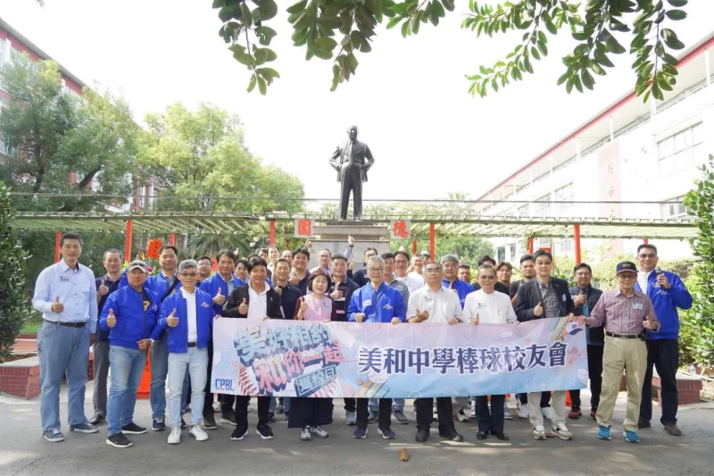 美和棒球校友返校，特地前往創辦人徐傍興博士銅像前獻花合影。美和棒球校友會提供