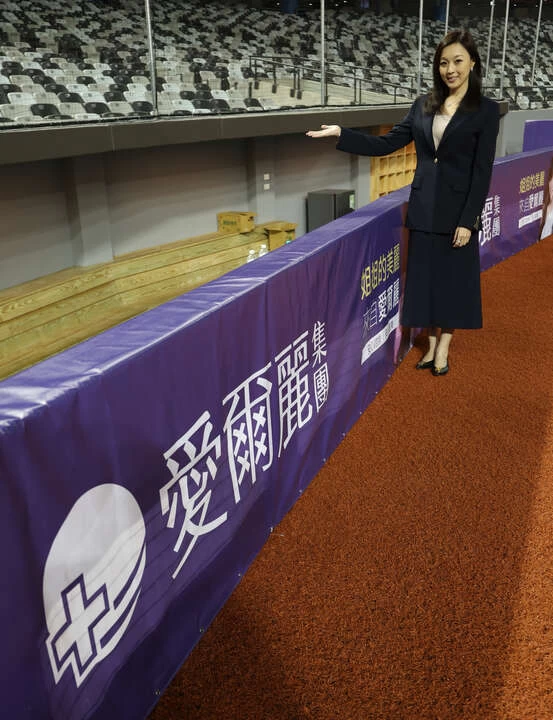 愛爾麗三壘看板以及集團執行長劉怡萱。愛爾麗提供