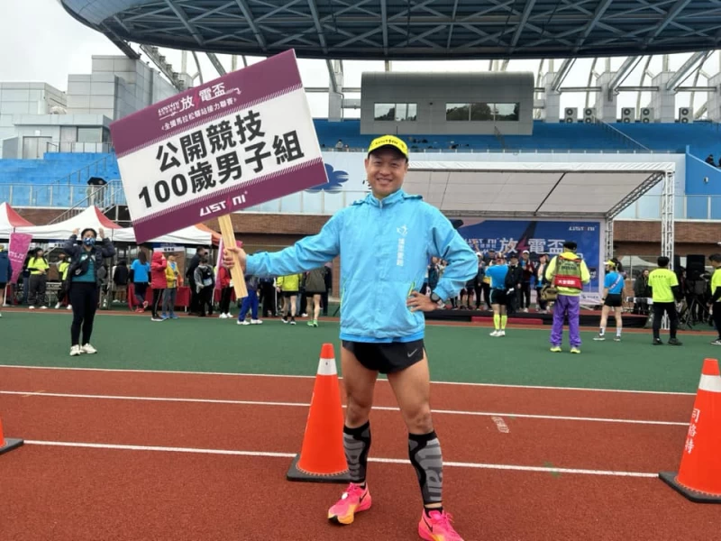 前東亞運划船國手林育正鼓勵員工參賽。摘自林育正臉書