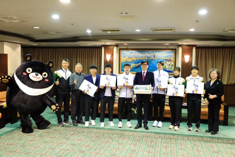 高雄市長陳其邁公開表揚及致贈亞運選手富含蛋白質又具高雄特色的梓官區漁會海鮮五寶禮盒。高雄新聞局／提供
