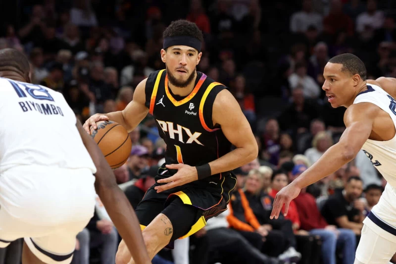 本季平均得分27.9分的主力射手布克(Devin Booker)則是兩場都缺賽，好消息是，布克明天預計會上陣。法新社