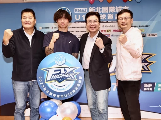 蔡明堂主委(左起)、林昱珉、劉和然副市長、教育局張明文局長，一起為賽事加油。主辦單位提供