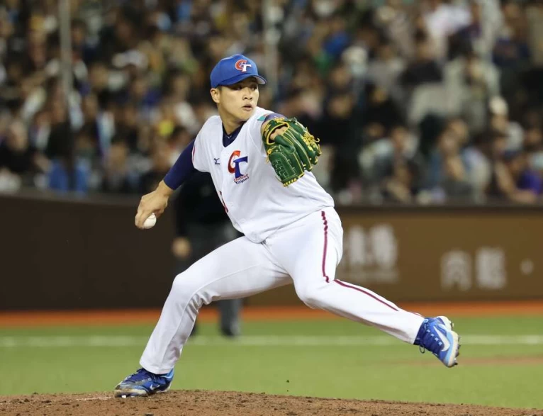 孫易磊登板飆火球。李天助攝