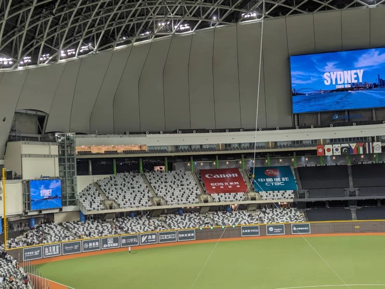 台北大巨蛋全壘打牆高達3.5公尺，開轟難度高。謝岱穎／攝