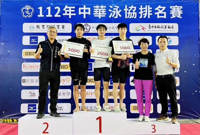 台中市運動局長李昱叡(左1)和泳協祕書長曾正宗(右1)親自頒獎給200蛙金牌來自台中的泳將王星皓(左2)。泳協提供