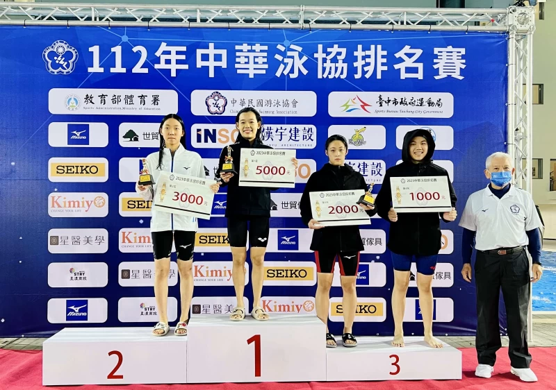 年僅15歲何虹儀(左2)摘下女子200仰金牌。泳協提供
