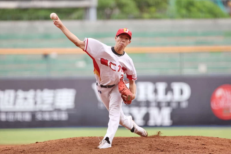 輔大周義桓中繼無失分奪勝投。大專體總提供