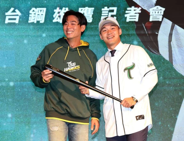 王溢正與王柏融。台鋼提供
