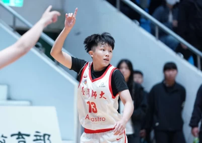 林佳蓉披臺師戰袍對決前東家文化拿13分。大專體總