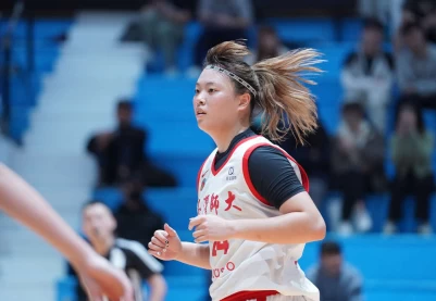臺師陳昱潔20分10籃板。大專體總