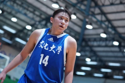 文化鄭慧慈12分12籃板。大專體總