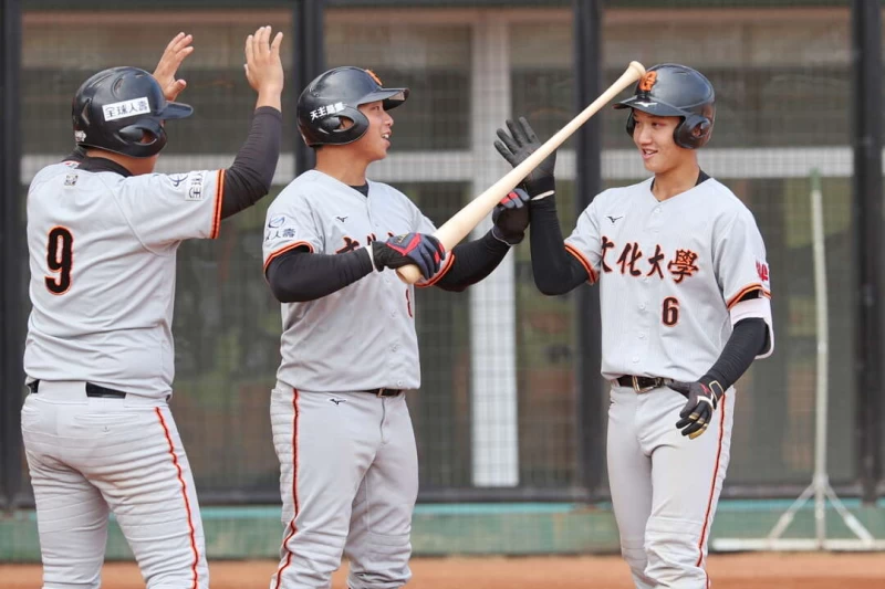 張家豪（右）致勝3分砲。大專體總提供