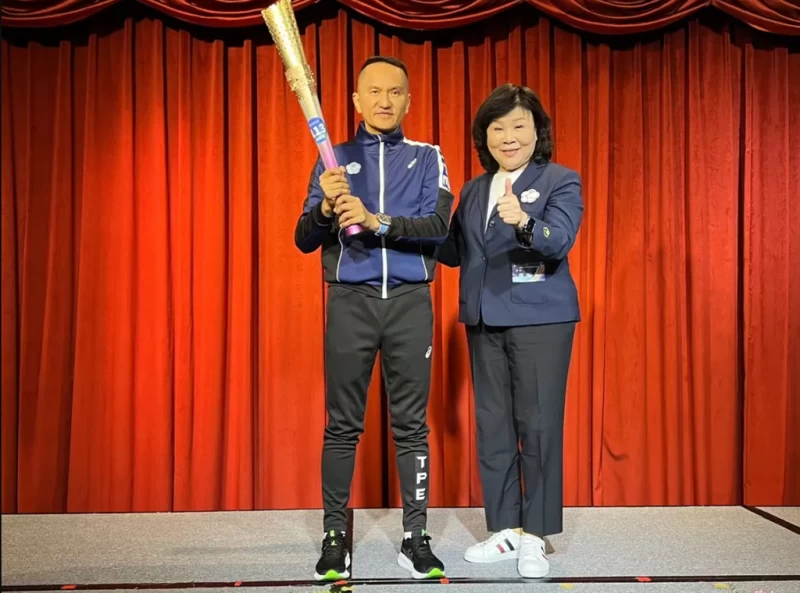中華帕總會長穆閩珠(右)將亞帕運聖火火把送給愛爾麗集團總裁常如山。愛爾麗提供