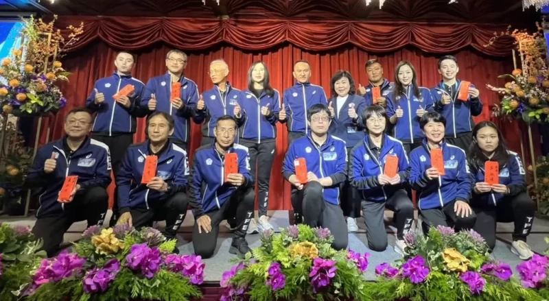愛爾麗總裁常如山(後排右5)頒發獎金給亞帕運選手和教練。愛爾麗提供
