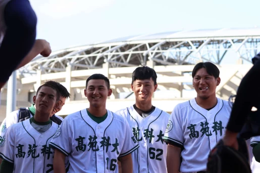 高苑陳少庭(右二)率隊12局PK勝國體。大專體總提供