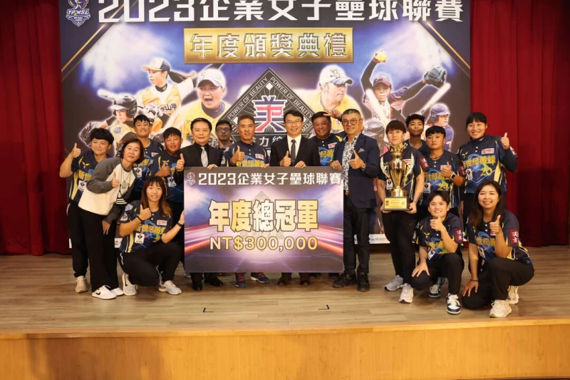 新世紀黃蜂勇奪年度總冠軍。中華壘協提供