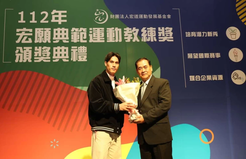 「台灣最速男」楊俊瀚受花給花蓮卓溪國小校長田楊橋。中華奧會提供