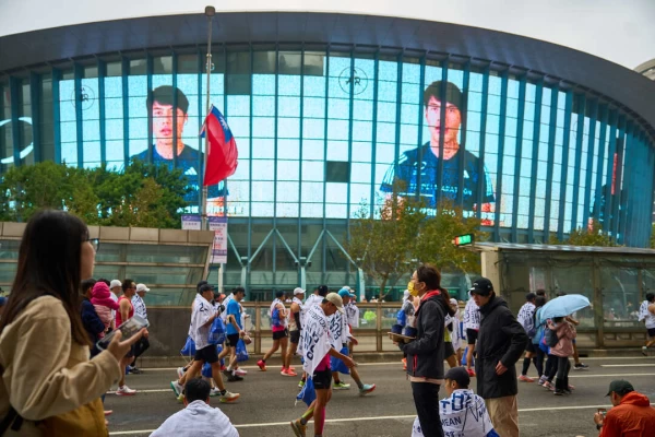 半馬完賽跑者途經小巨蛋抬頭可見楊俊瀚、李智凱等選手恭喜完賽的影片。路跑協會提供