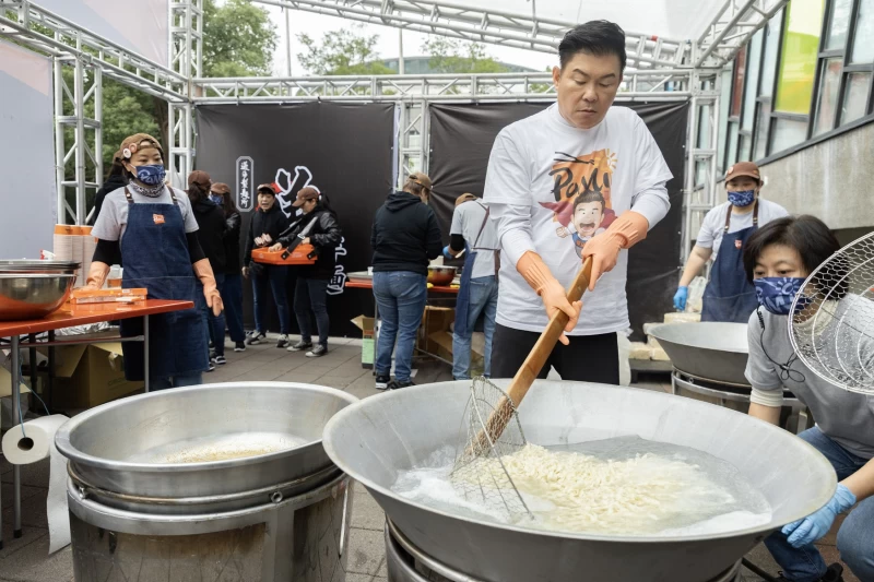 城城難得起大早到台北馬終點親自下麵,等飢腸轆轆的從從完賽。官方提供