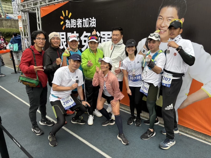 從從率領一票跑友應援在賽道上幫選手們加油打氣,也幫城城吆喝跑友來吃麵。官方提供