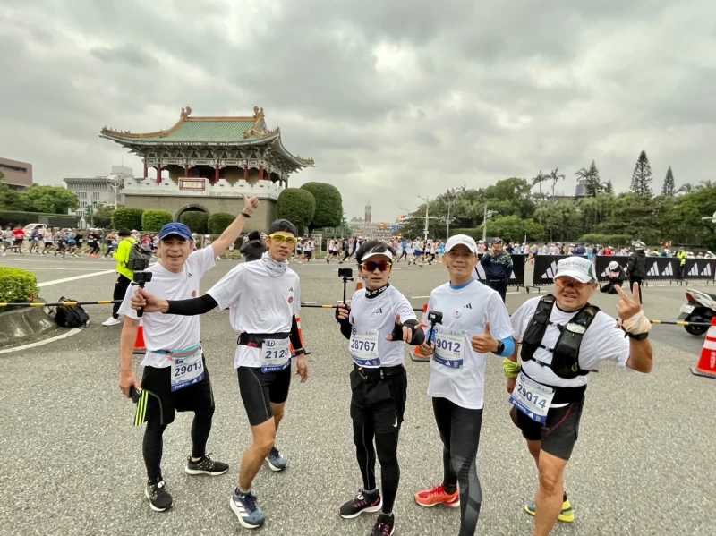 從從率領一票跑友應援在賽道上幫選手們加油打氣也幫城城吆喝跑友來吃麵。官方提供