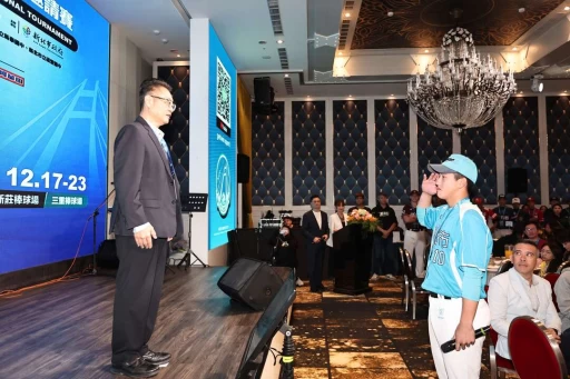 新北國際城市U-18棒球邀請賽開幕暨選手之夜,由新北藍隊穀保家商二刀流選手陳睦衡代表選手宣誓。大會提供