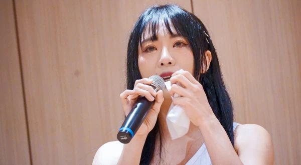 卡卡哽咽喊話。官方提供
