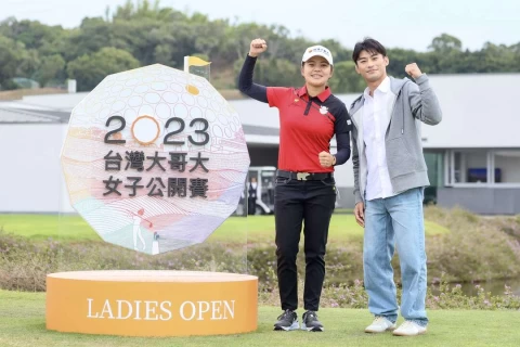 柔道男神楊勇緯今日驚喜現身球場為同為台灣大體育家族的徐薇淩加油。大會提供
