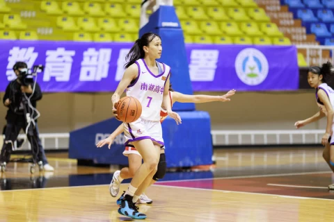 南湖高二中鋒徐郁婷生涯新高29分14籃板雙十 。大會提供