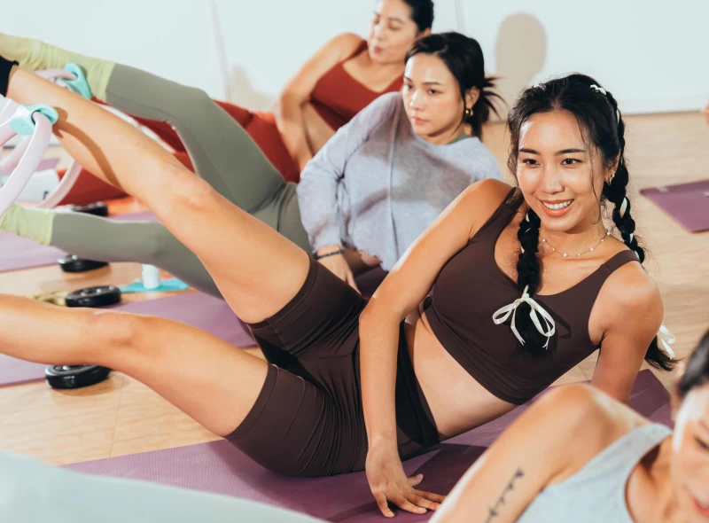 知名的全能戶外運動甜心Cindy表示雕塑環可以訓練到全身肌群。TRUE YOGA FITNESS提供