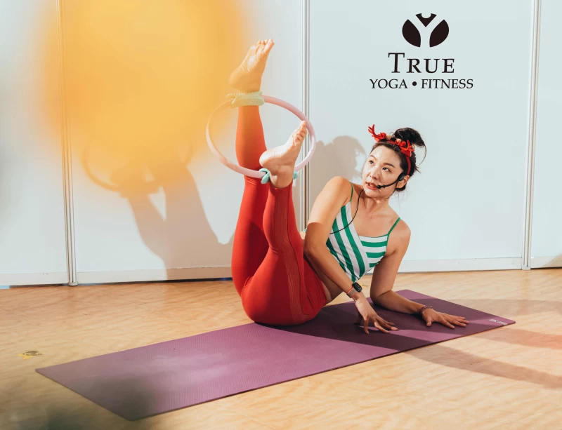資深瑜珈老師Melissa chang帶領運動網美們體驗「雕塑環瑜伽」的樂趣。TRUE YOGA FITNESS提供