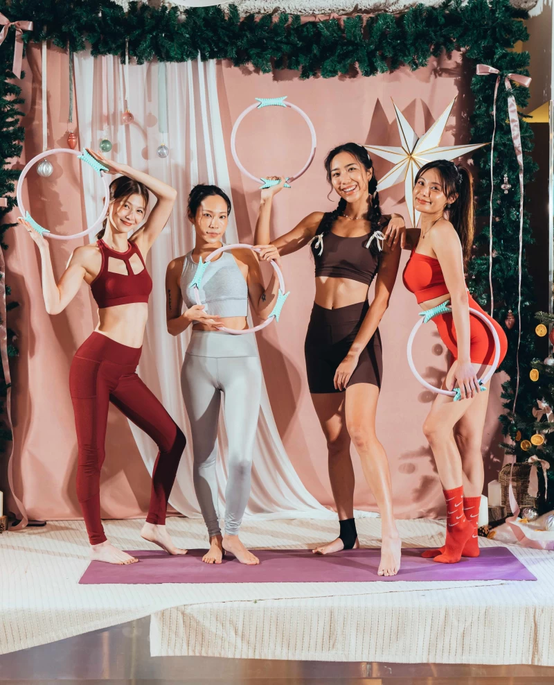 運動網美們覺得雕塑環是最棒的聖誕節大禮。TRUE YOGA FITNESS提供