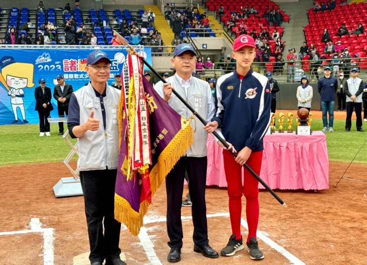 竹縣關西國小代表歸還優勝旗。大會提供