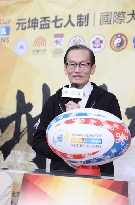 元坤盃七人制國際大專橄欖球邀請賽23日於台北市立田徑場揭幕,義大醫院院長兼創辦人杜元坤表示,歡迎日本與新加坡3支名校來台參賽,希望所有參賽選手都能踢出好成績。元坤運動文創提供
