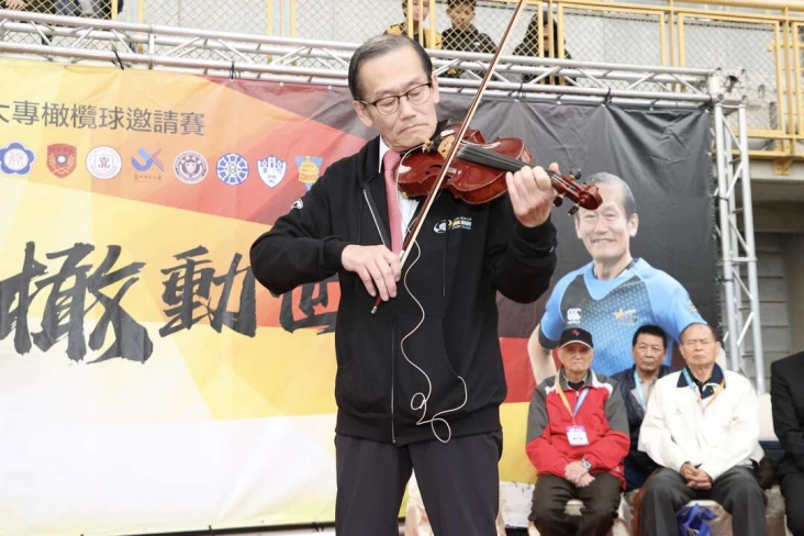 義大醫院愈長兼元坤盃大專橄欖球邀請賽創辦人杜元坤,在開幕典禮拉起了小提琴,獲得現場球迷與觀眾如雷掌聲。元坤運動文創提供