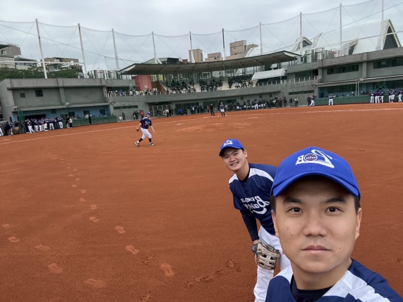江坤宇上場跟林靖凱自拍。江坤宇攝