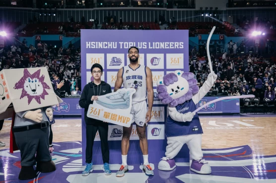 霍立飛奪下攻城獅賽後361度Mvp。官方提供