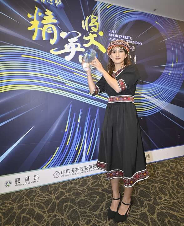 谷筱霜與獎座合影。體育署提供