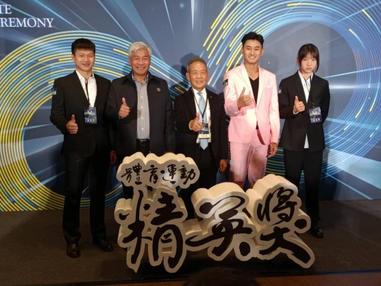 謝元愷(右2)獲最佳新秀獎。詹健全攝