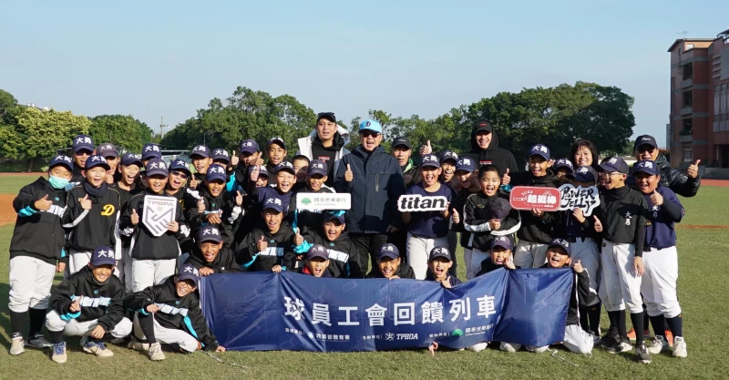 中華職棒球員工會回饋列車今(25)日開往桃園市大勇國小大合照。官方提供