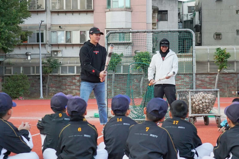 在大勇國小畢業的林立(左)回饋母校。官方提供
