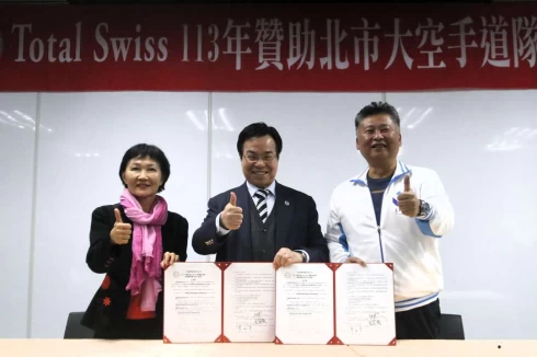 八馬國際董事長黃文欽(中)與北市大副校長王宏宗(右)簽署贊助合約。姚瑞宸攝