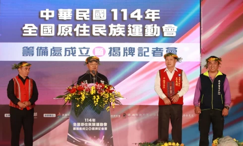 高忠德(左1)、范織欽(左2)、王義雄(右2)、陳幸富議員服務處代表(右1)致詞表示感謝運發局及原民會共同努力籌辦,並預祝賽會圓滿成功。的高雄熊手牽手作為框邊裝飾,並以金屬、木頭等材質製作,融入自然永續及族群共融。高雄運動發展局/提供