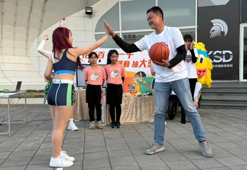 高雄市政府鼓勵市民朋友繼續使用青春動滋券看比賽及做運動。高雄運動發展局/提供
